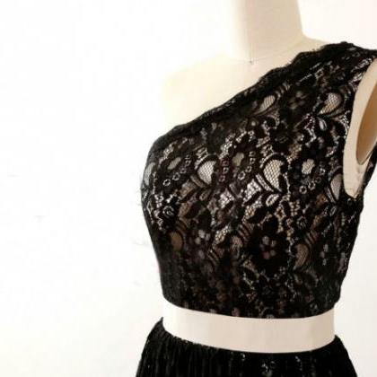Black Lace One-shoulder Short Bridesmaid Dress..